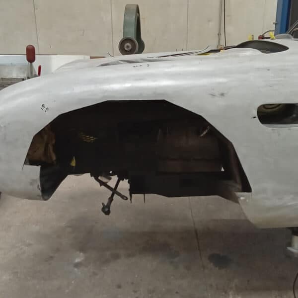 17042025 1969 aston martin db6 volante more welding (22)