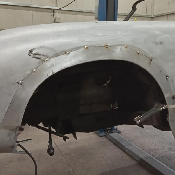 17042025 1969 aston martin db6 volante more welding (23)