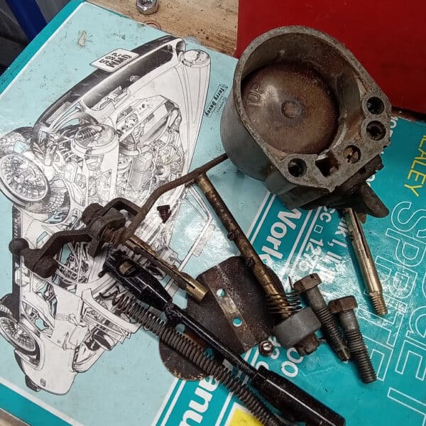 22.04.2025 1951 austin devon pickup green carb (7)