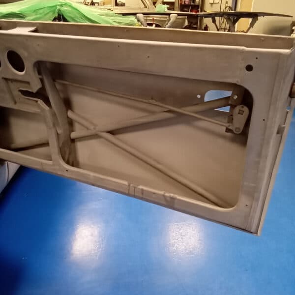 24.03.2025 1953 aston martin db24 black bonnet and door sill(7)