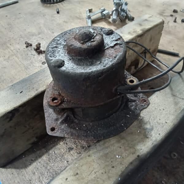 24.04.2025 1969 aston martin db6 volante blue blower fans and fuel tank (1)