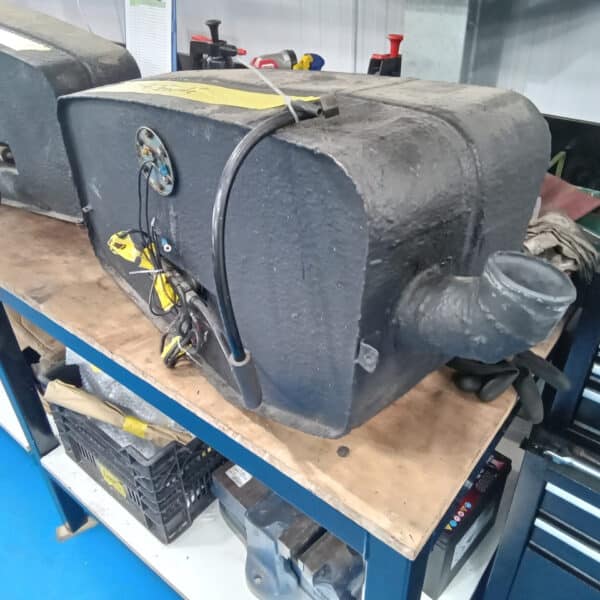 24.04.2025 1969 aston martin db6 volante blue blower fans and fuel tank (11)