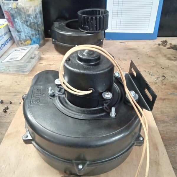 24.04.2025 1969 aston martin db6 volante blue blower fans and fuel tank (17)