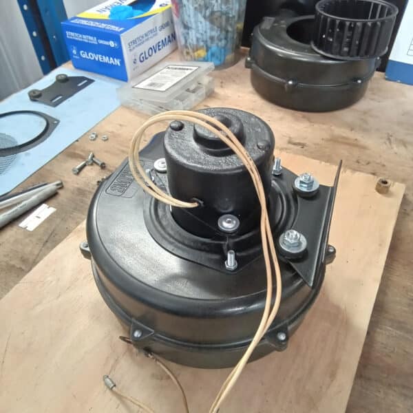 24.04.2025 1969 aston martin db6 volante blue blower fans and fuel tank (18)