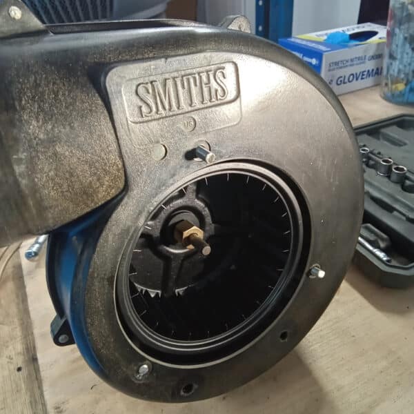 24.04.2025 1969 aston martin db6 volante blue blower fans and fuel tank (19)
