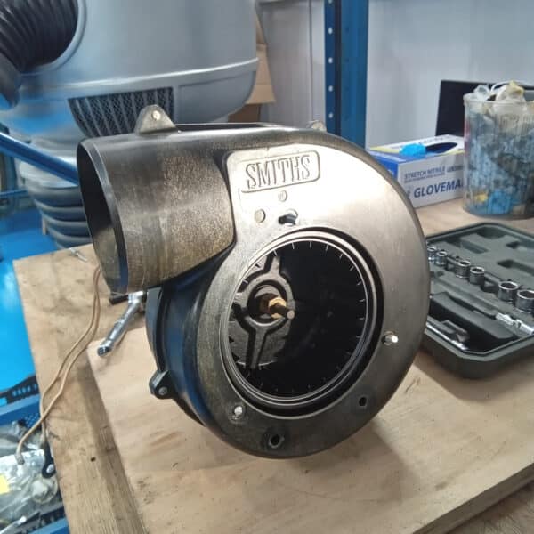 24.04.2025 1969 aston martin db6 volante blue blower fans and fuel tank (21)