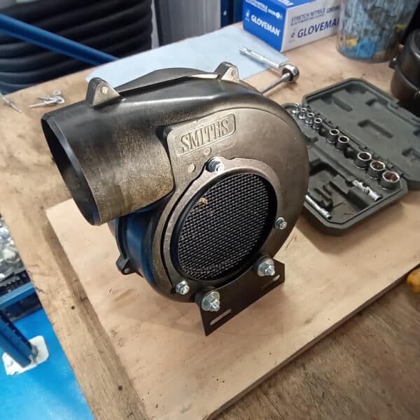 24.04.2025 1969 aston martin db6 volante blue blower fans and fuel tank (23)