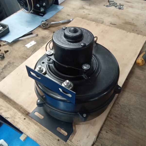 24.04.2025 1969 aston martin db6 volante blue blower fans and fuel tank (24)