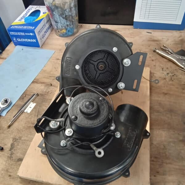 24.04.2025 1969 aston martin db6 volante blue blower fans and fuel tank (25)