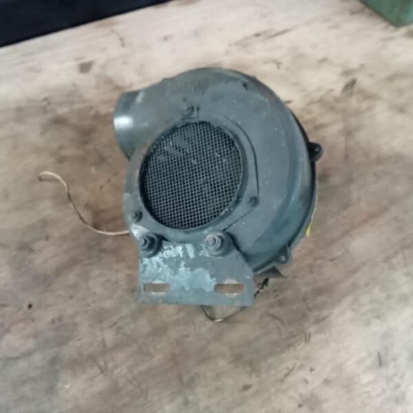 24.04.2025 1969 aston martin db6 volante blue restore heater fans (1)