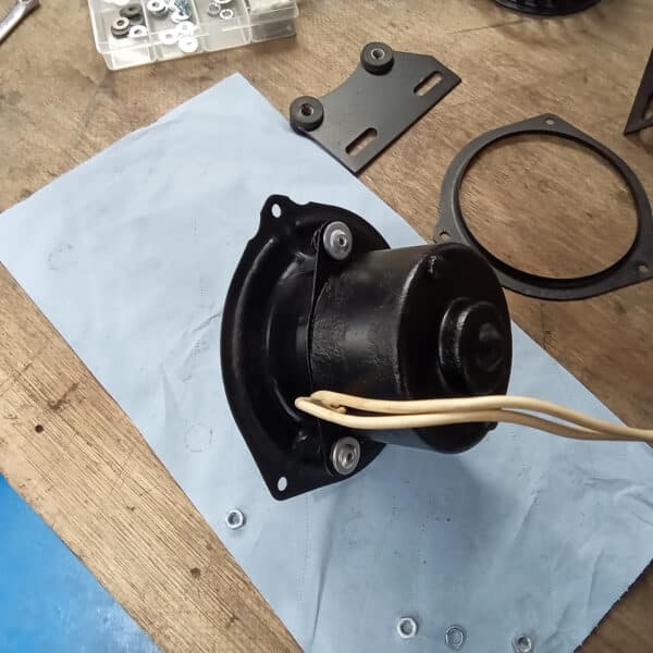 24.04.2025 1969 aston martin db6 volante blue restore heater fans (21)