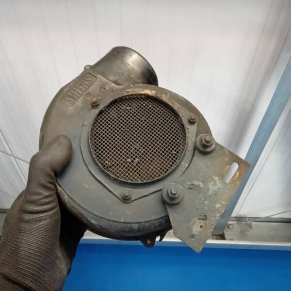 24.04.2025 1969 aston martin db6 volante blue restore heater fans (23)