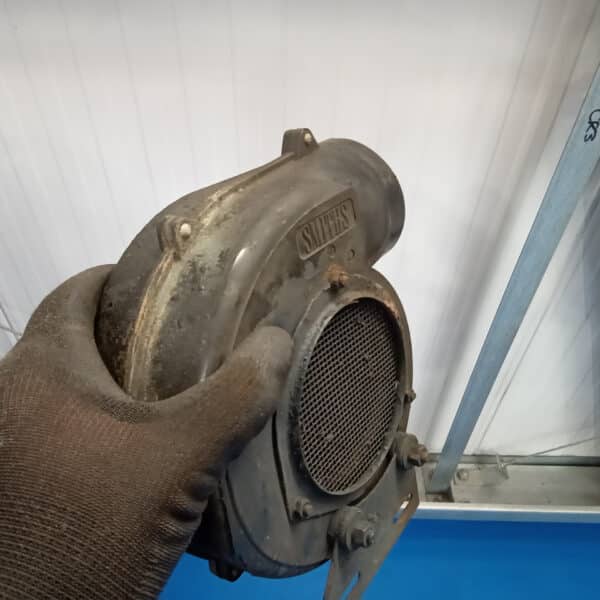 24.04.2025 1969 aston martin db6 volante blue restore heater fans (24)