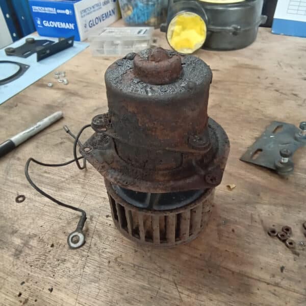 24.04.2025 1969 aston martin db6 volante blue restore heater fans (29)