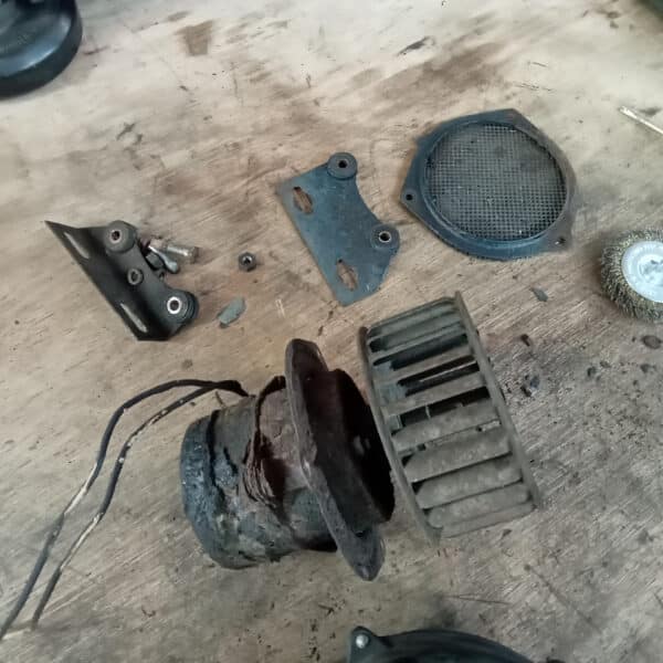 24.04.2025 1969 aston martin db6 volante blue restore heater fans (8)