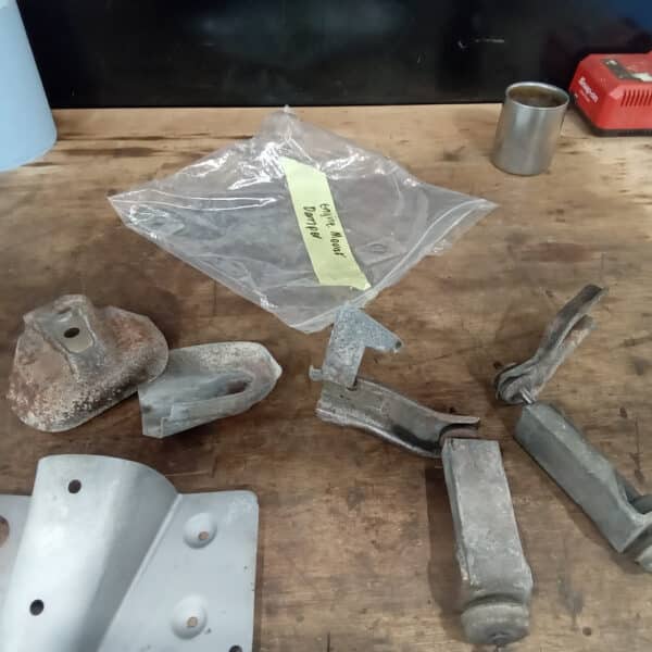 24.04.2025 1978 mercedes 350sl red engine mount dampers (1)