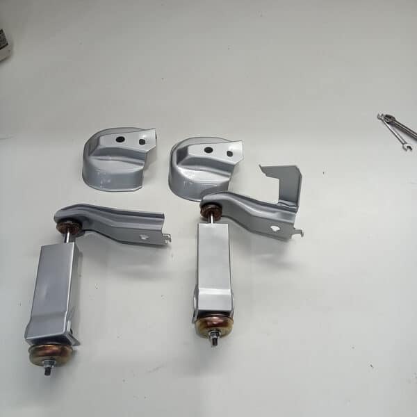 24.04.2025 1978 mercedes 350sl red engine mount dampers (9)