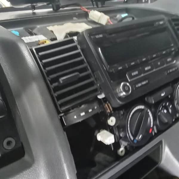 24.05.2025 2014 volkswagen transporter t30 tline 140 silver repairs (13)