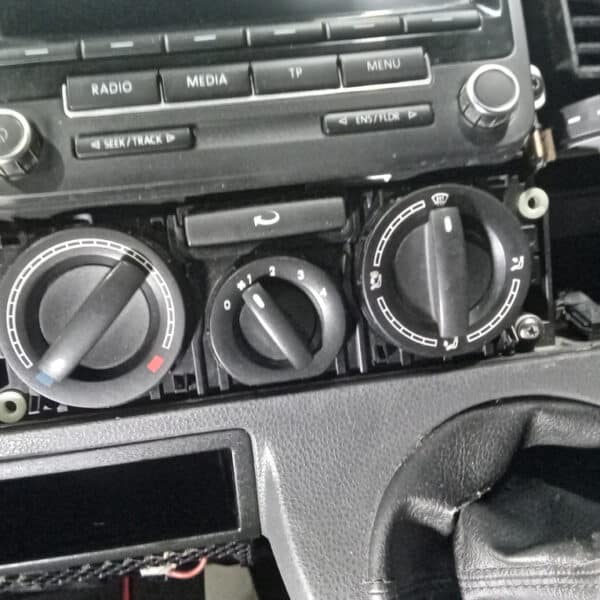 24.05.2025 2014 volkswagen transporter t30 tline 140 silver repairs (14)