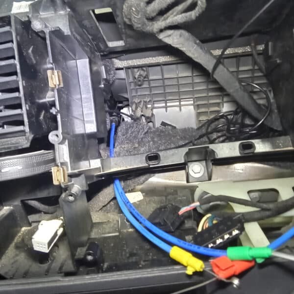 24.05.2025 2014 volkswagen transporter t30 tline 140 silver repairs (20)