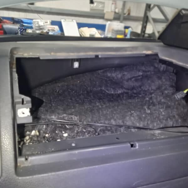 24.05.2025 2014 volkswagen transporter t30 tline 140 silver repairs (23)