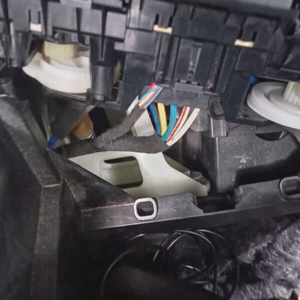240425 2014 vw t5 heater cables and roof check (17)