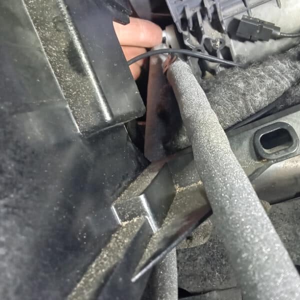 240425 2014 vw t5 heater cables and roof check (2)