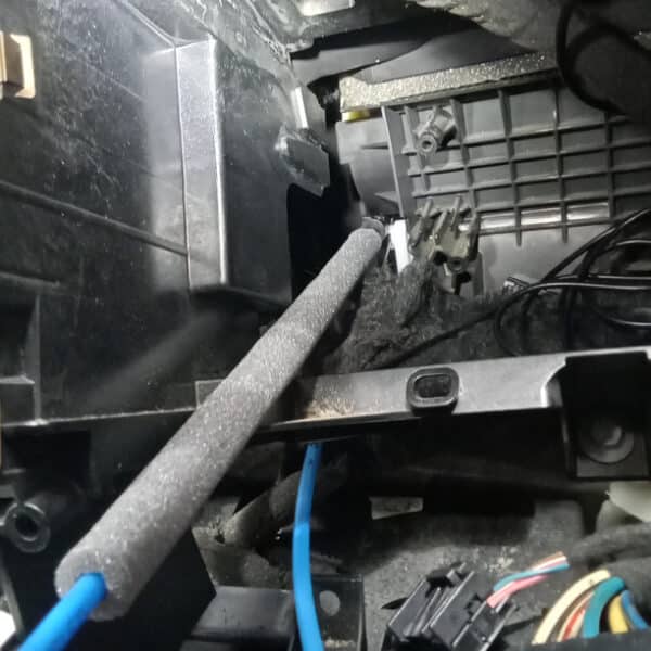 240425 2014 vw t5 heater cables and roof check (3)