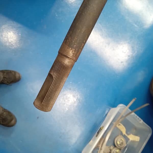 250425 1969 aston martin db6 volante steering rack and rear axle, parts prep and cleaning (10)