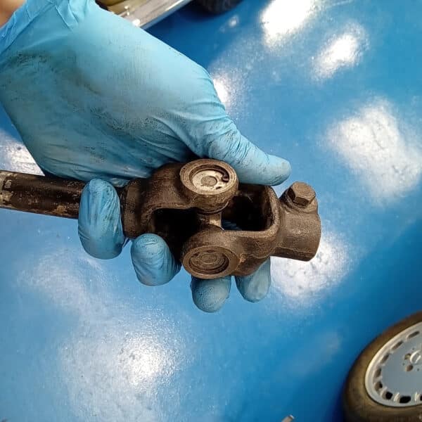 250425 1969 aston martin db6 volante steering rack and rear axle, parts prep and cleaning (11)