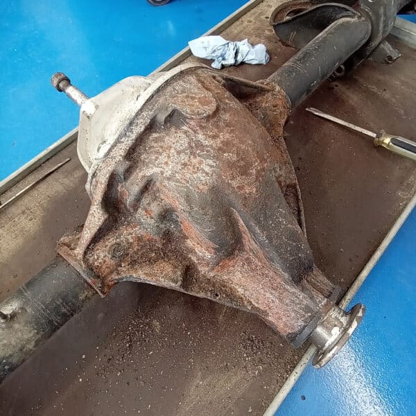 250425 1969 aston martin db6 volante steering rack and rear axle, parts prep and cleaning (15)