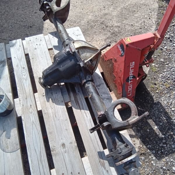 250425 1969 aston martin db6 volante steering rack and rear axle, parts prep and cleaning (19)