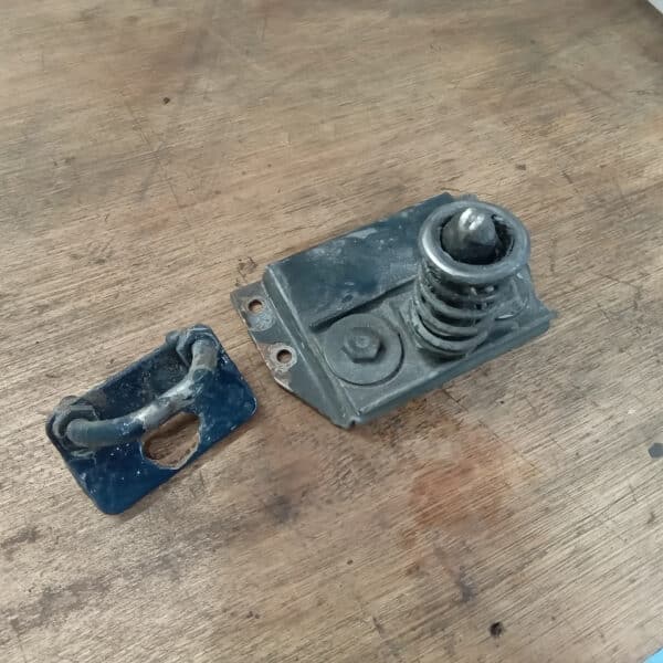 250425 1969 aston martin db6 volante steering rack and rear axle, parts prep and cleaning (2)