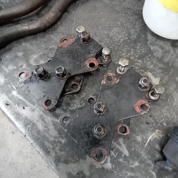 250425 1969 aston martin db6 volante steering rack and rear axle, parts prep and cleaning (21)