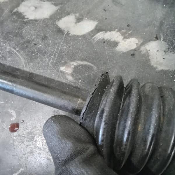 250425 1969 aston martin db6 volante steering rack and rear axle, parts prep and cleaning (23)