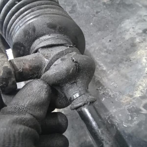 250425 1969 aston martin db6 volante steering rack and rear axle, parts prep and cleaning (24)