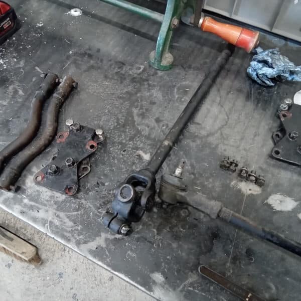 250425 1969 aston martin db6 volante steering rack and rear axle, parts prep and cleaning (25)