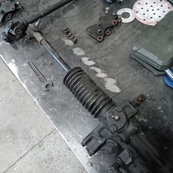 250425 1969 aston martin db6 volante steering rack and rear axle, parts prep and cleaning (27)