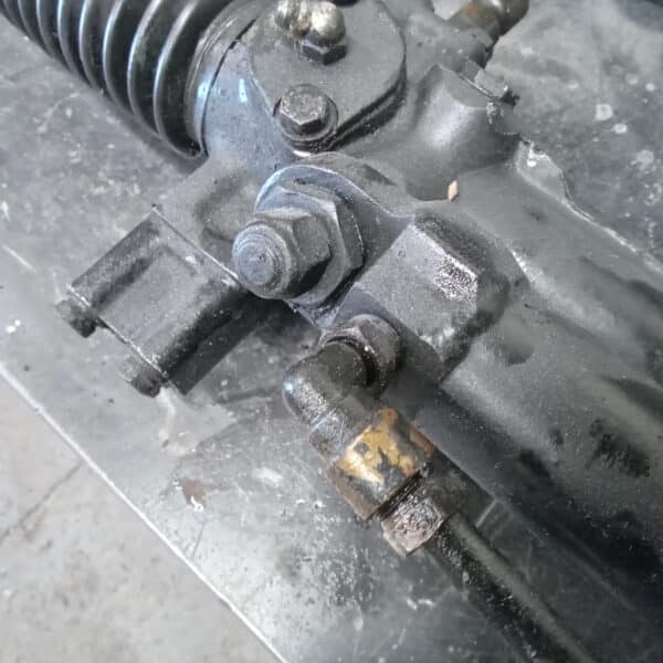 250425 1969 aston martin db6 volante steering rack and rear axle, parts prep and cleaning (28)