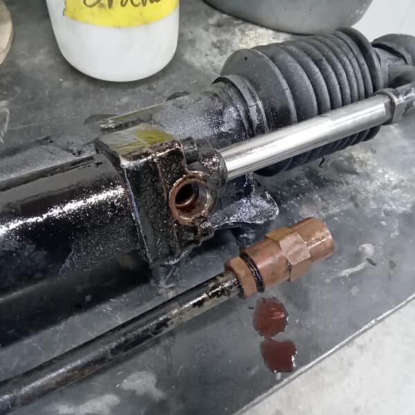 250425 1969 aston martin db6 volante steering rack and rear axle, parts prep and cleaning (29)
