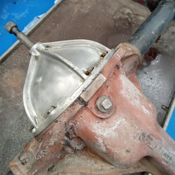 250425 1969 aston martin db6 volante steering rack and rear axle, parts prep and cleaning (3)
