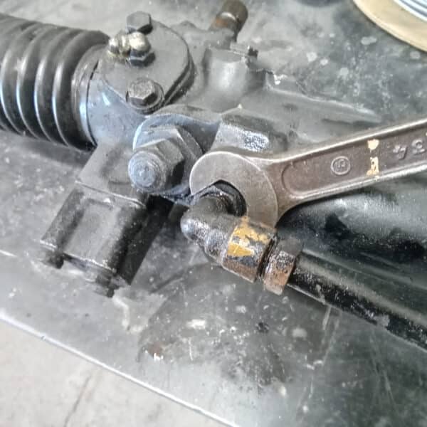 250425 1969 aston martin db6 volante steering rack and rear axle, parts prep and cleaning (30)
