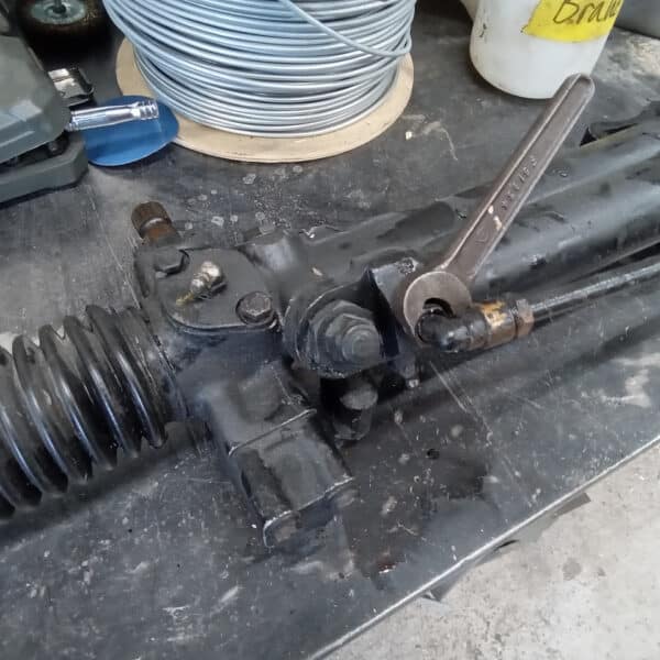 250425 1969 aston martin db6 volante steering rack and rear axle, parts prep and cleaning (31)