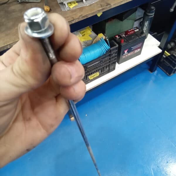 250425 1969 aston martin db6 volante steering rack and rear axle, parts prep and cleaning (39)