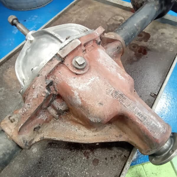 250425 1969 aston martin db6 volante steering rack and rear axle, parts prep and cleaning (4)