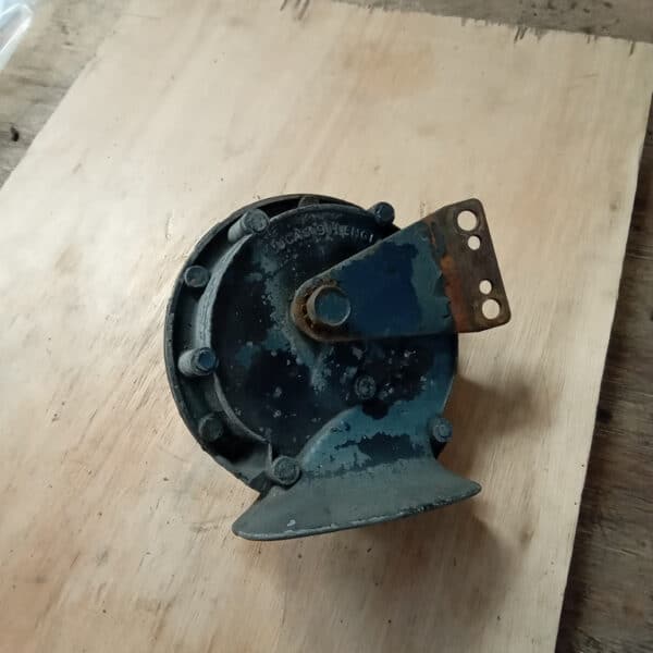 250425 1969 aston martin db6 volante steering rack and rear axle, parts prep and cleaning (41)