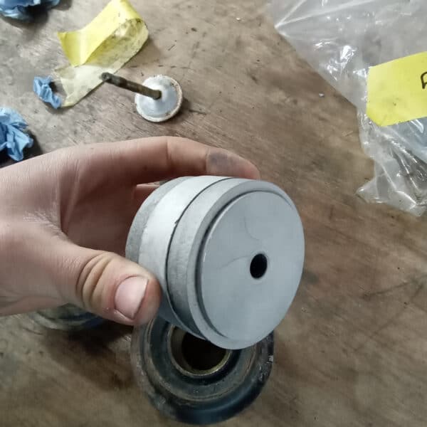 250425 1969 aston martin db6 volante steering rack and rear axle, parts prep and cleaning (42)