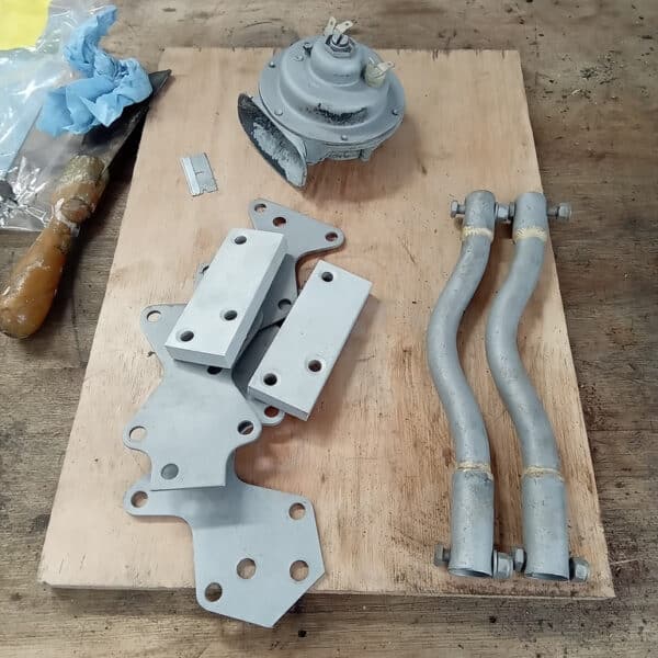 250425 1969 aston martin db6 volante steering rack and rear axle, parts prep and cleaning (45)