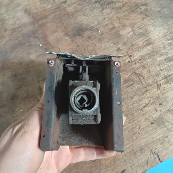 250425 1969 aston martin db6 volante steering rack and rear axle, parts prep and cleaning (50)