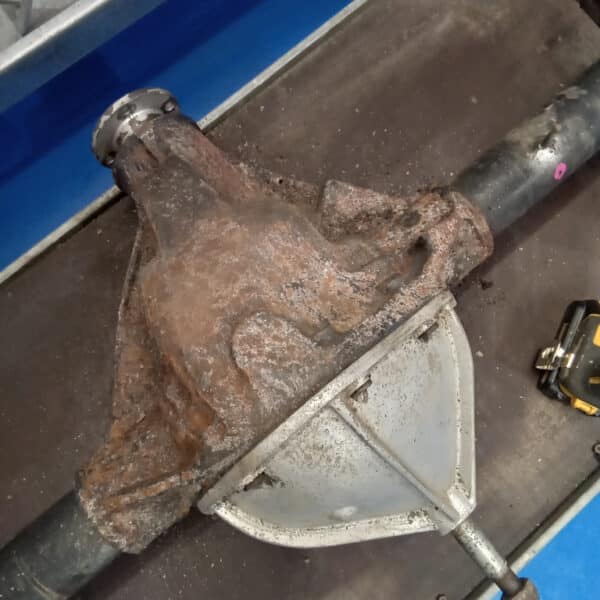 250425 1969 aston martin db6 volante steering rack and rear axle, parts prep and cleaning (6)
